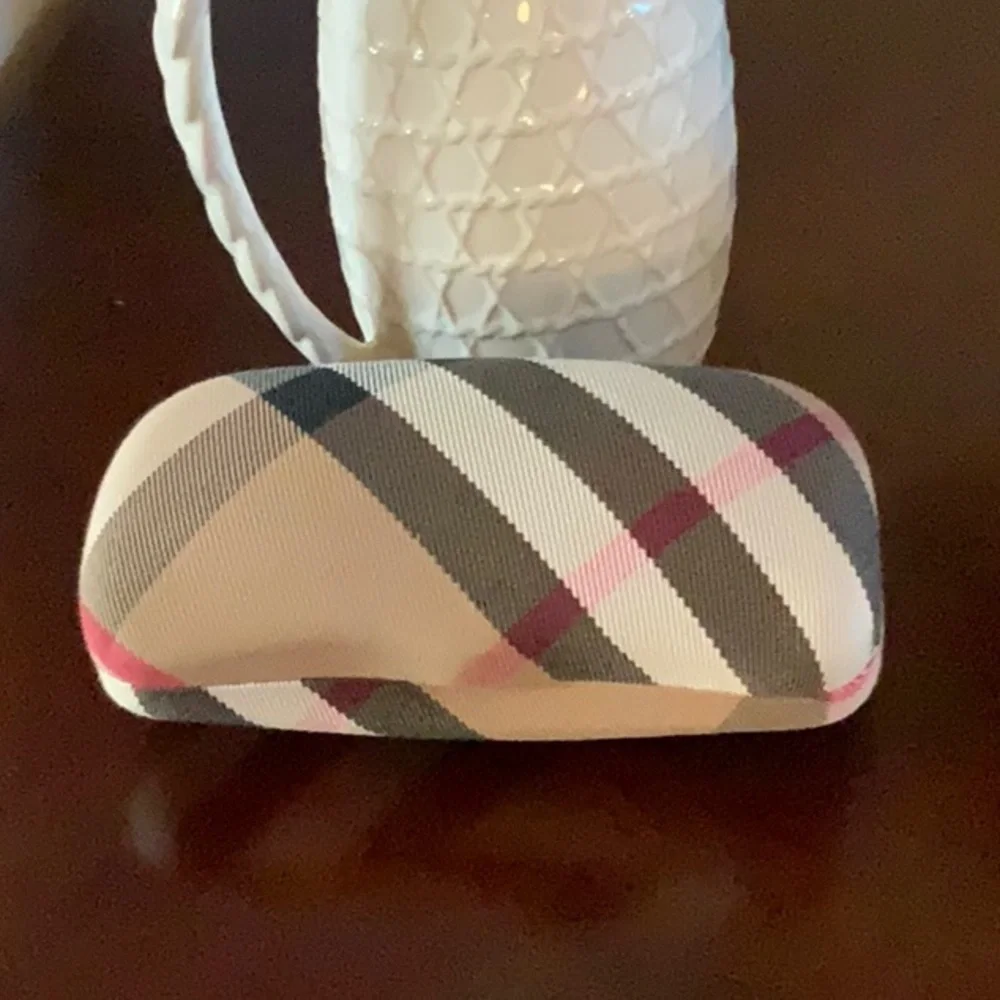 Burberry Women’s Sunglasses W/Case - Picture 4 of 4